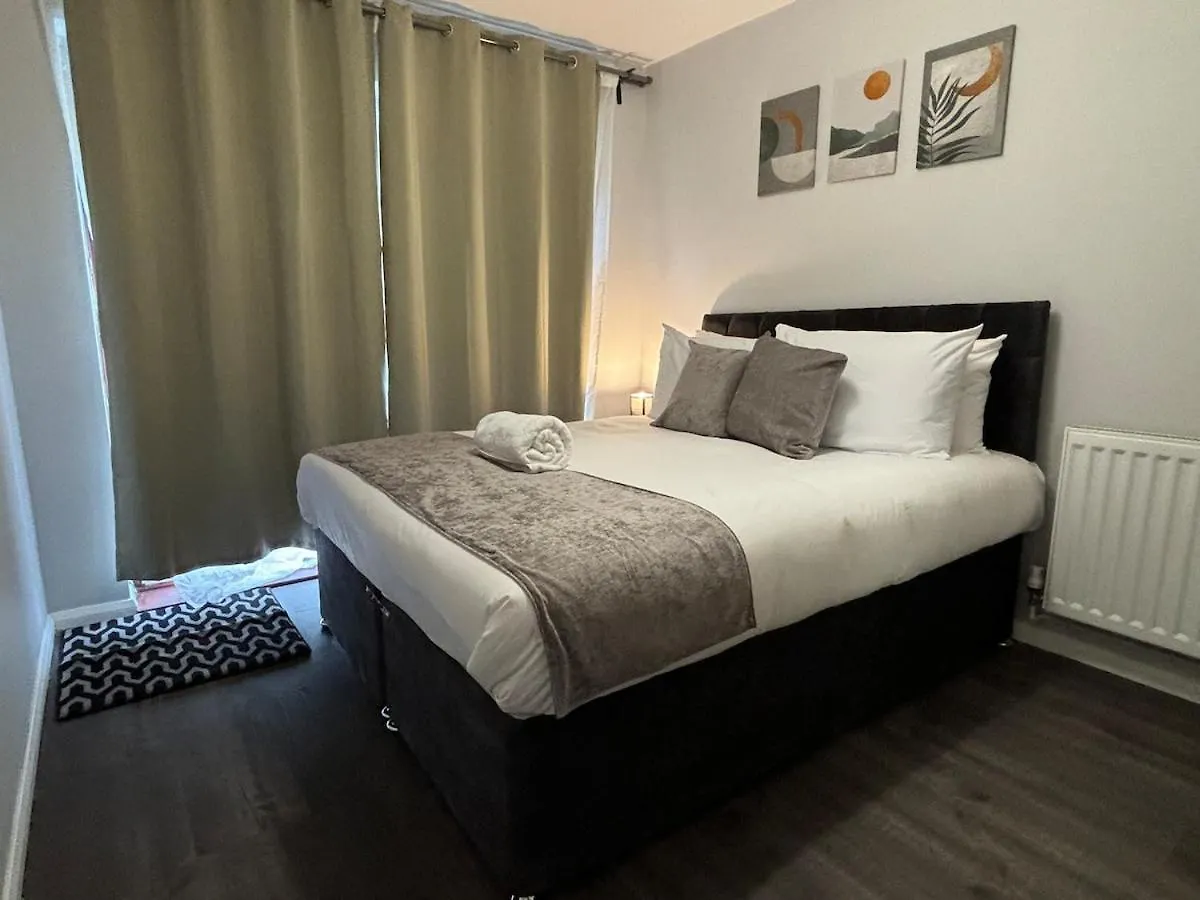 Apartment 4 Bedroom House - Free Parking - 8 Min Lgw Airport Crawley