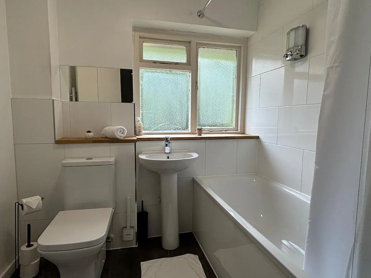 4 Bedroom House - Free Parking - 8 Min Lgw Airport Crawley  United Kingdom