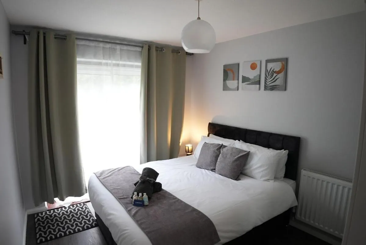 4 Bedroom House - Free Parking - 8 Min Lgw Airport Crawley  Apartment