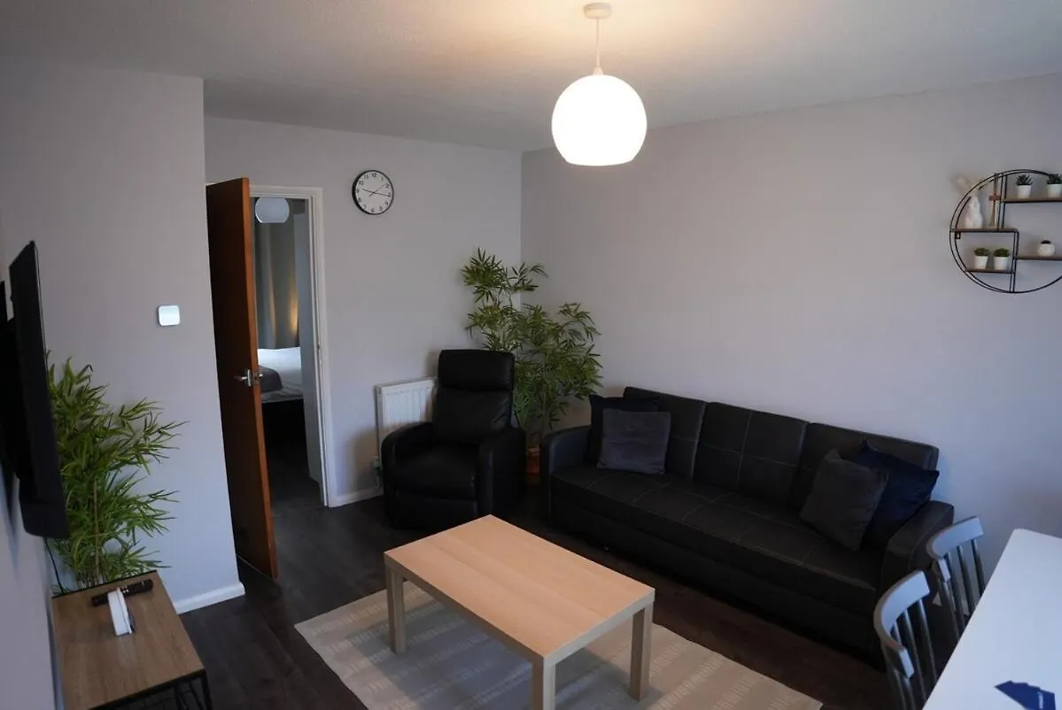 Apartment 4 Bedroom House - Free Parking - 8 Min Lgw Airport Crawley