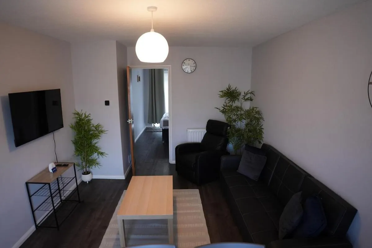 4 Bedroom House - Free Parking - 8 Min Lgw Airport Crawley  United Kingdom