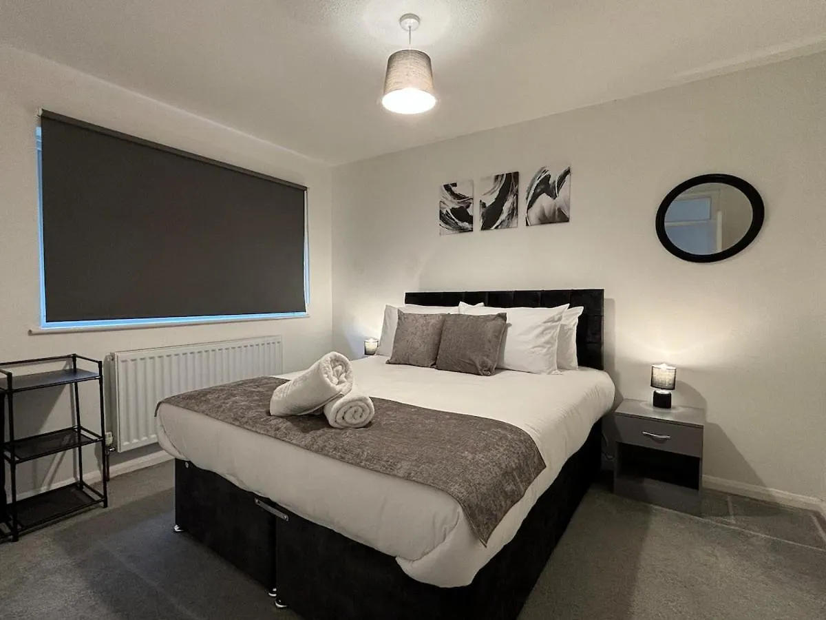 4 Bedroom House - Free Parking - 8 Min Lgw Airport Crawley