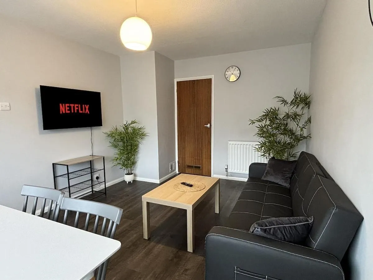 4 Bedroom House - Free Parking - 8 Min Lgw Airport Crawley  Apartment