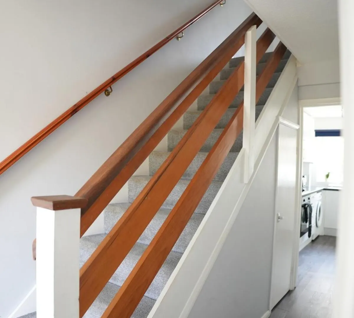 4 Bedroom House - Free Parking - 8 Min Lgw Airport Crawley  Crawley (West Sussex)