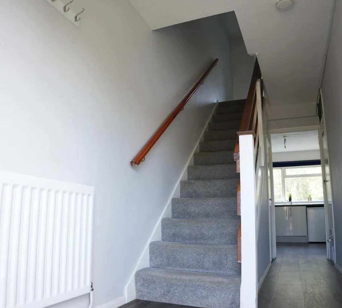 4 Bedroom House - Free Parking - 8 Min Lgw Airport Crawley  Apartment Crawley (West Sussex)