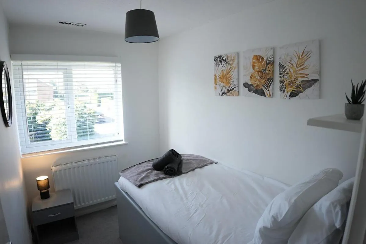 קרואולי 4 Bedroom House - Free Parking - 8 Min Lgw Airport 0*,