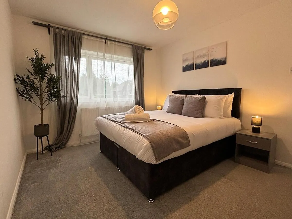 קרואולי 4 Bedroom House - Free Parking - 8 Min Lgw Airport בריטניה