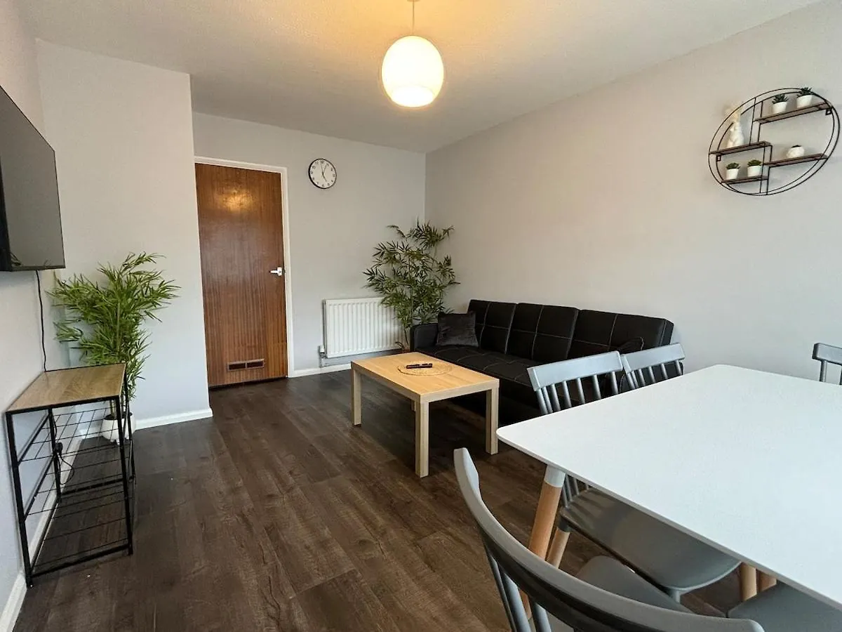 קרואולי 4 Bedroom House - Free Parking - 8 Min Lgw Airport