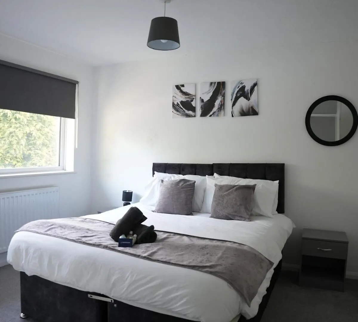 קרואולי 4 Bedroom House - Free Parking - 8 Min Lgw Airport 0*,  בריטניה