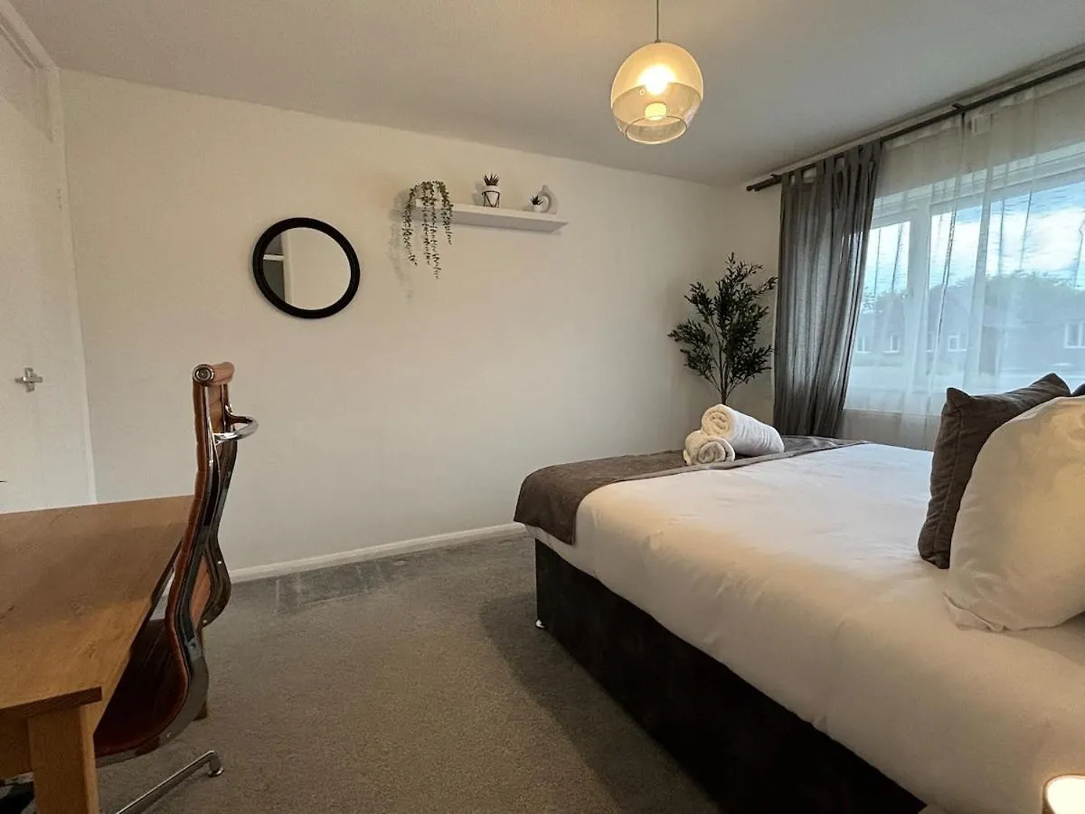 קרואולי 4 Bedroom House - Free Parking - 8 Min Lgw Airport